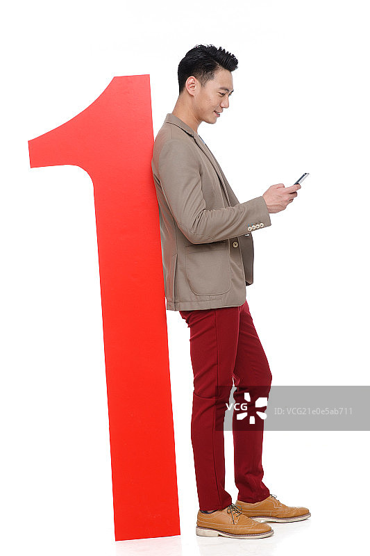 青年男人拿着手机图片素材