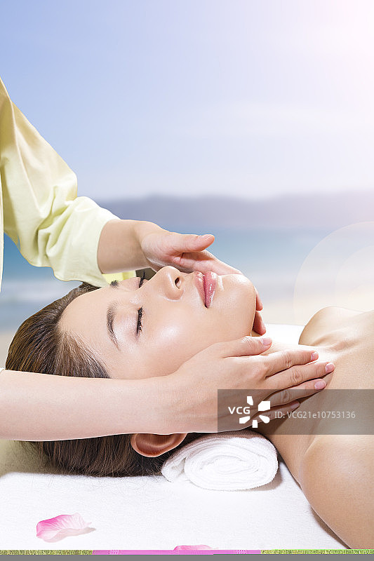 年轻女人在海边做SPA美容图片素材