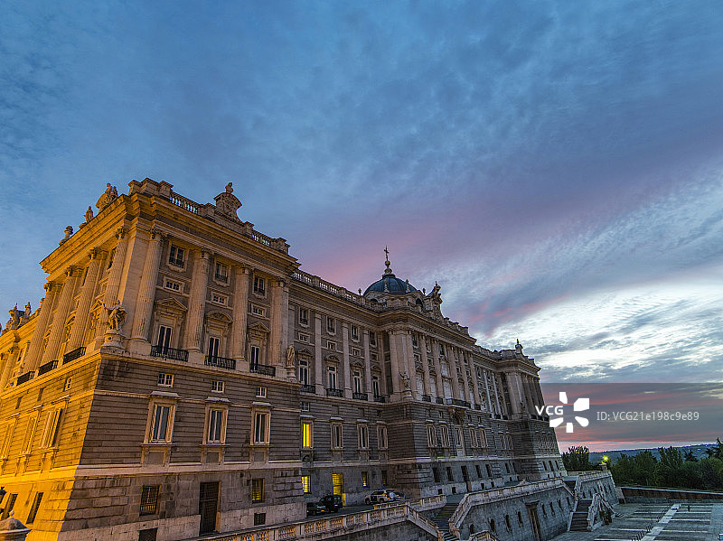 夕阳下的西班牙皇宫图片素材
