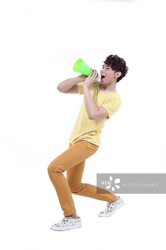 手持喇叭的年轻人图片素材