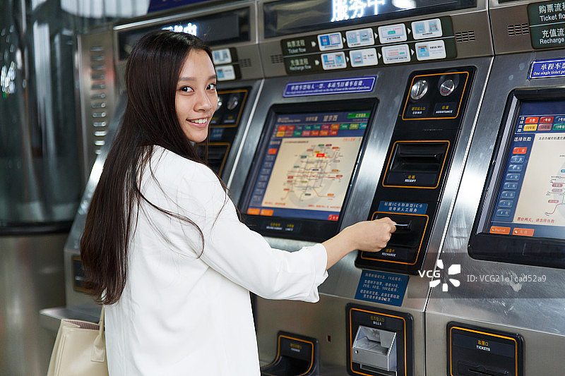青年女孩在取票图片素材