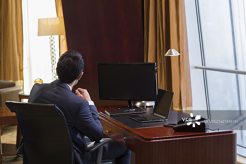 成功商务男士在书房沉思图片素材