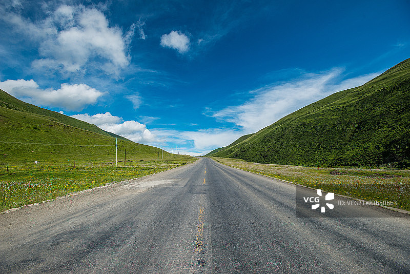 青海省达日县境公路图片素材