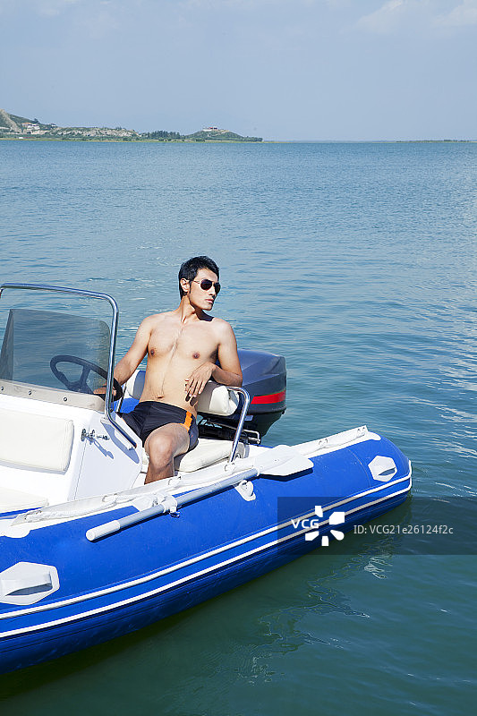 度假的青年男人图片素材