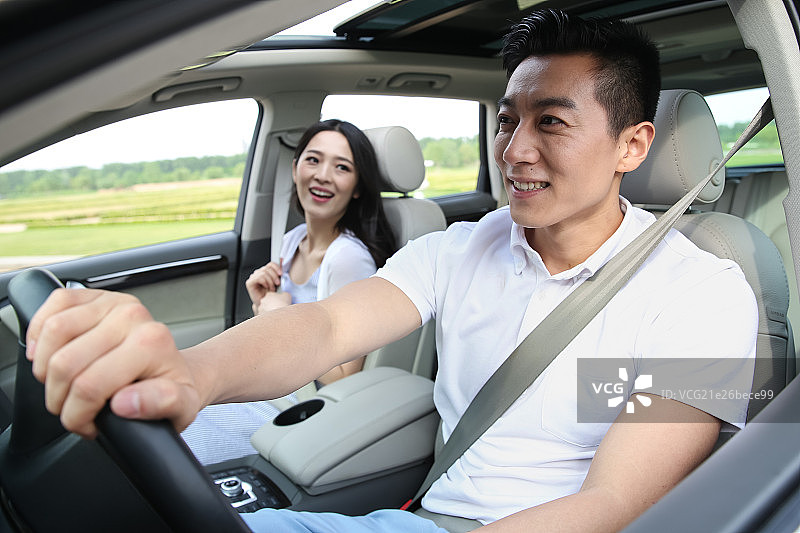 青年夫妇驾车出游图片素材