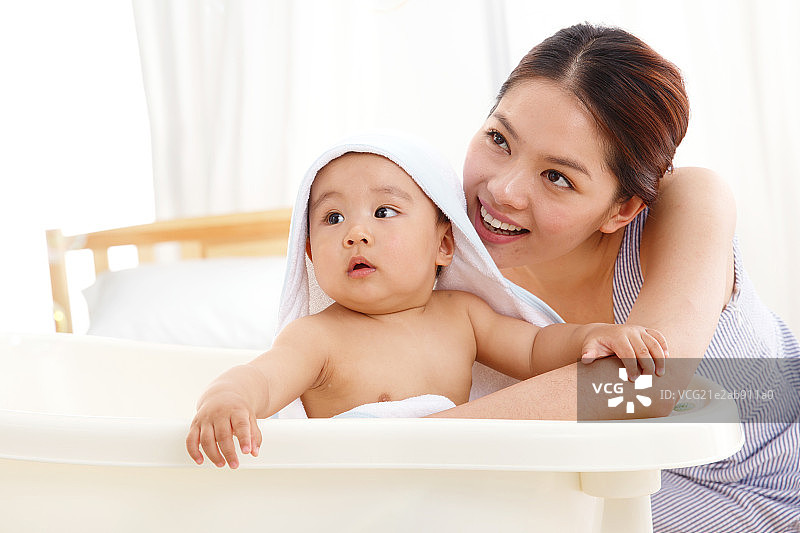 妈妈给宝宝洗澡图片素材