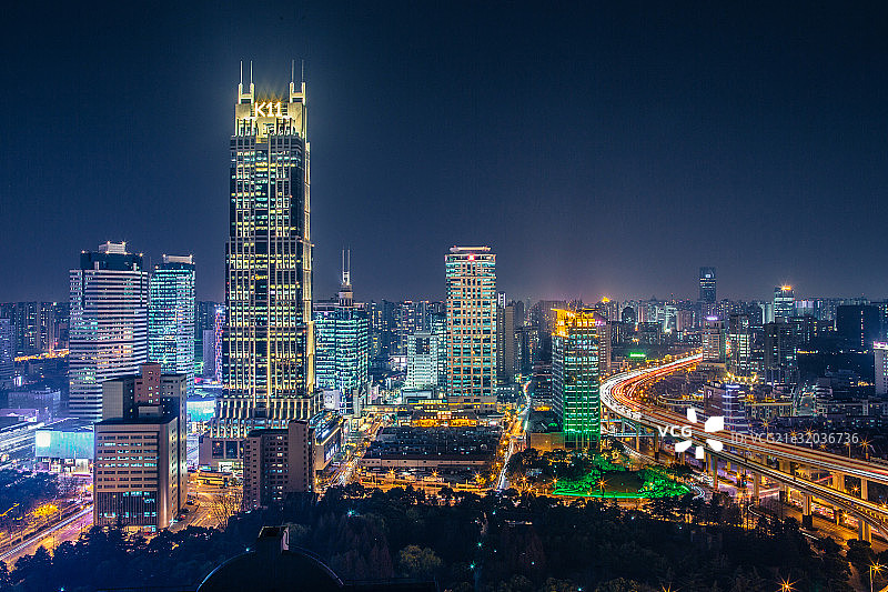 夜晚的延安路高架桥和摩天大楼图片素材