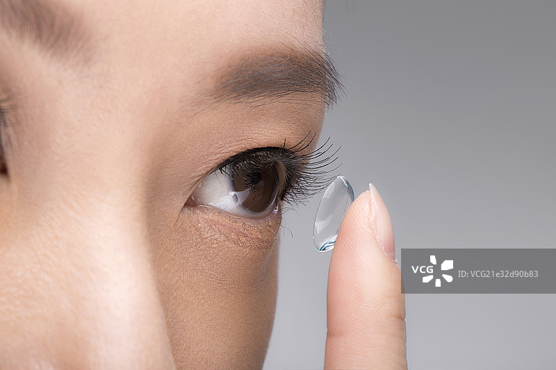 年轻女人戴隐形眼镜图片素材