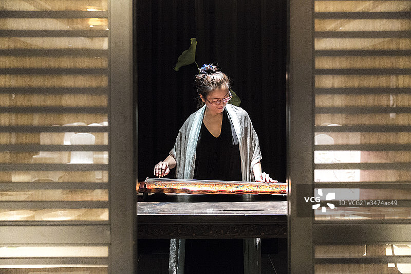 中年女人演奏古琴图片素材