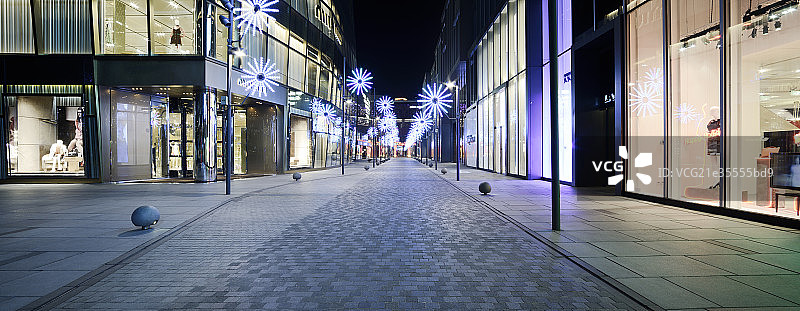 北京三里屯太古里商业步行街夜景图片素材