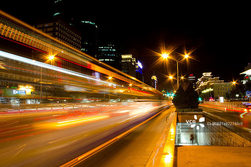繁华都市路面车流夜景图片素材