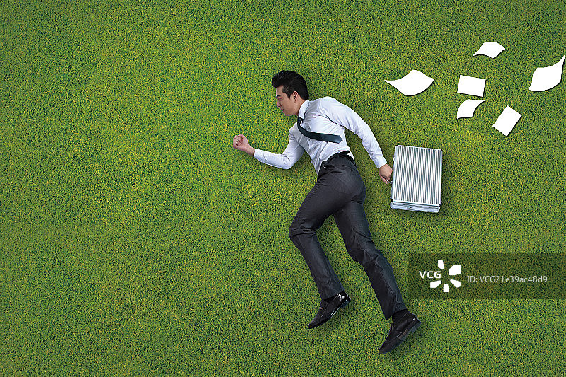 躺在草皮上的商务男图片素材