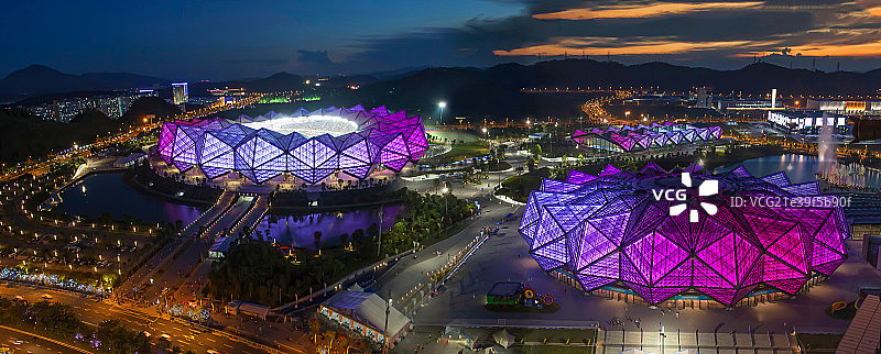 深圳龙岗大运中心夜景图片素材