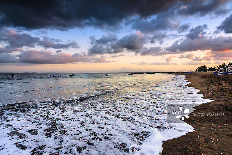 巴厘岛金巴兰海滩的清晨图片素材