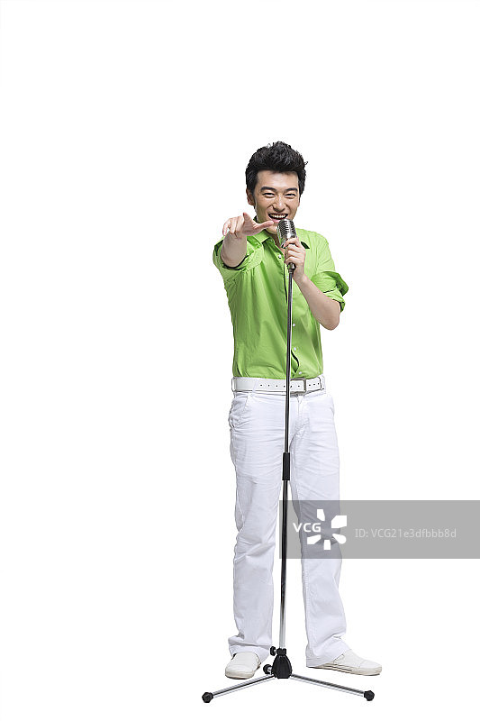 棚拍时尚男青年边唱边跳图片素材