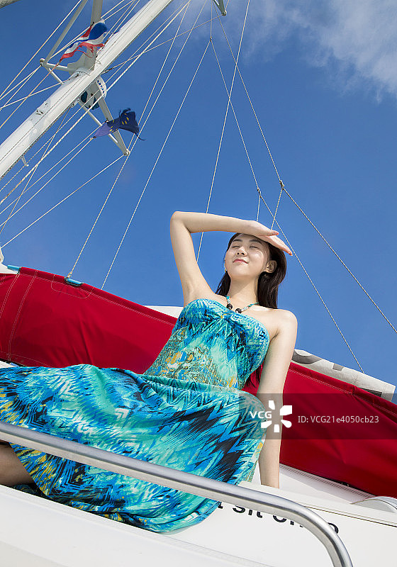 年轻女人海上度假图片素材