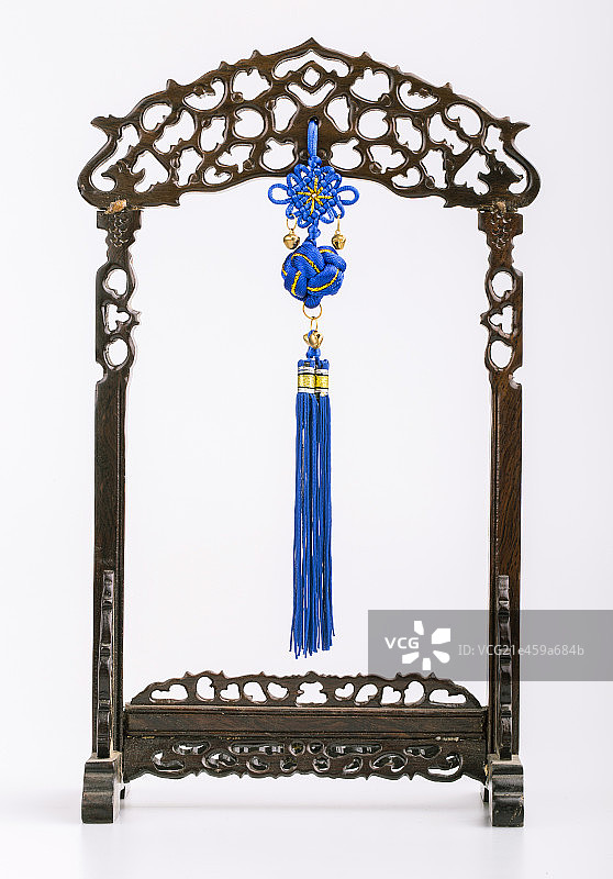 挂在笔架上的中国结图片素材