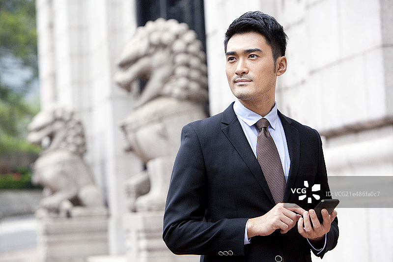 商务男士和智能手机图片素材