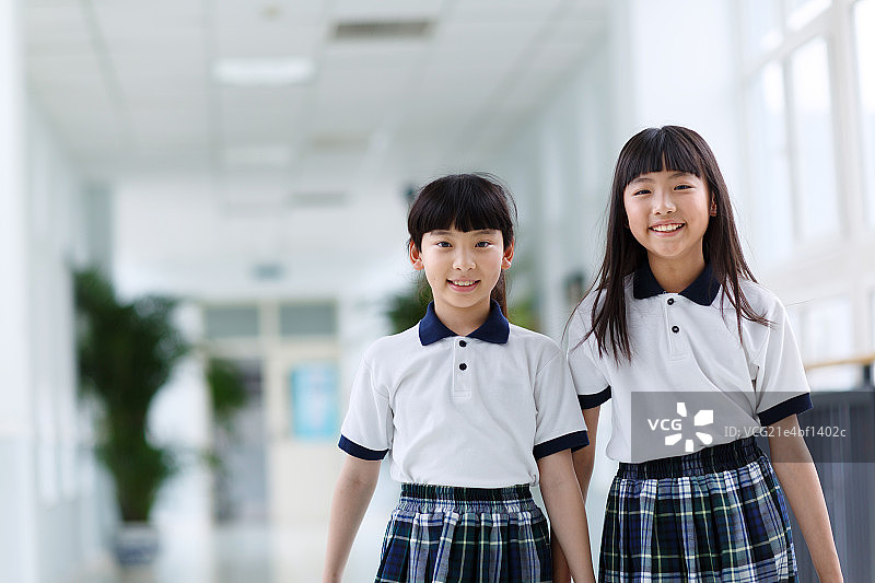 两个女学生在学校过道里图片素材