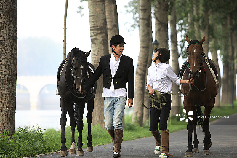 东方年轻人骑马图片素材