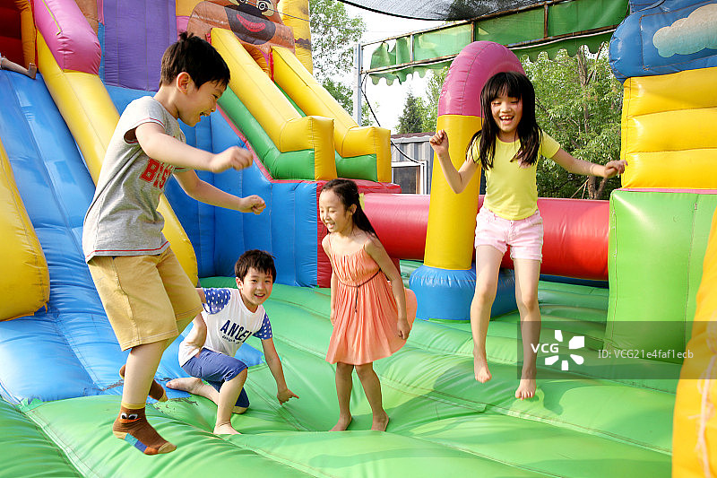 欢乐的儿童在游乐场玩耍图片素材