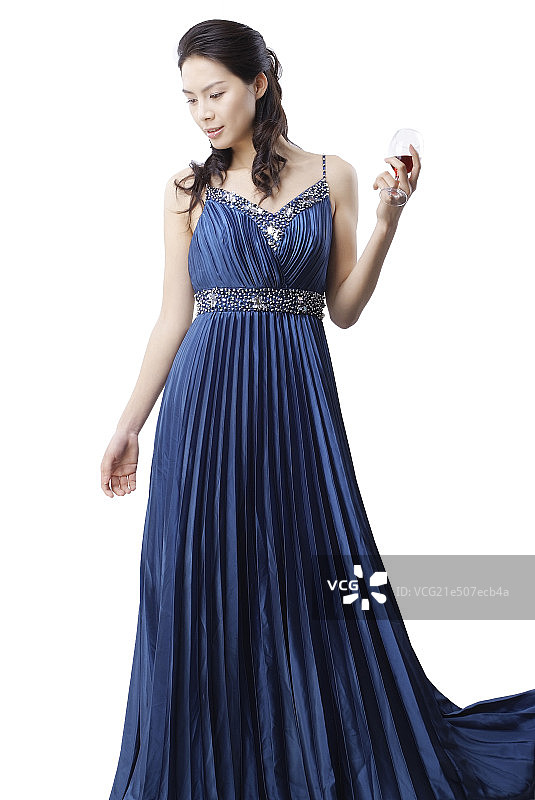 穿着晚礼服手握酒杯的年轻女人图片素材