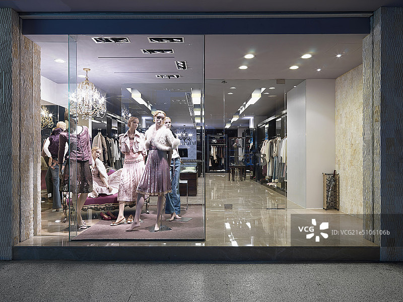 Mannequins on display in woman's fashion store图片素材