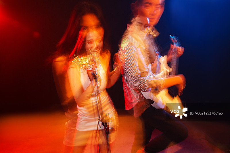 酒吧里唱歌跳舞的年轻人图片素材