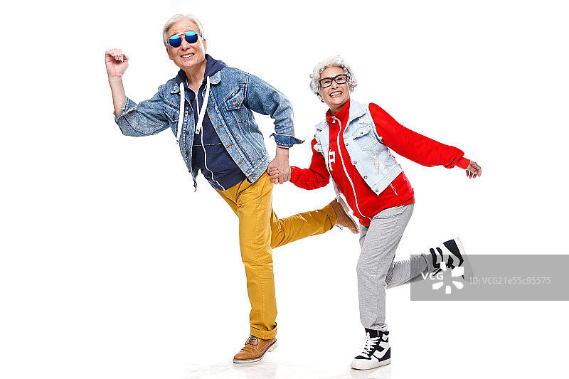 老年夫妇手牵手奔跑图片素材