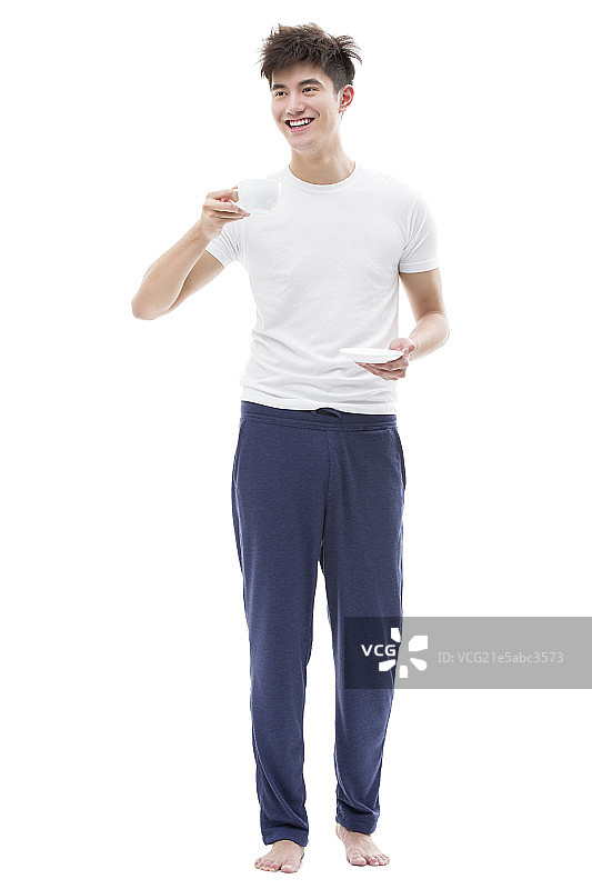 年轻男子早晨喝咖啡图片素材