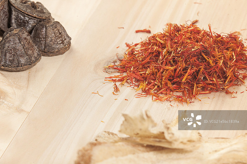 放在桌子上的食材与药品图片素材