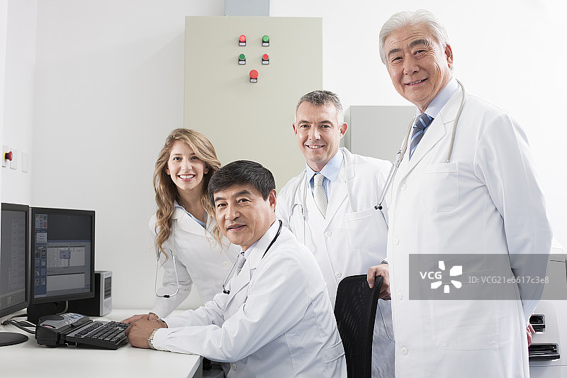 工作中的医生图片素材