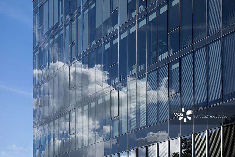 A large modern building in Tartu with glass图片素材
