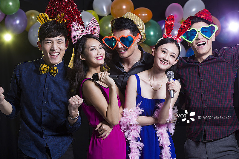 时尚的年轻人唱歌图片素材