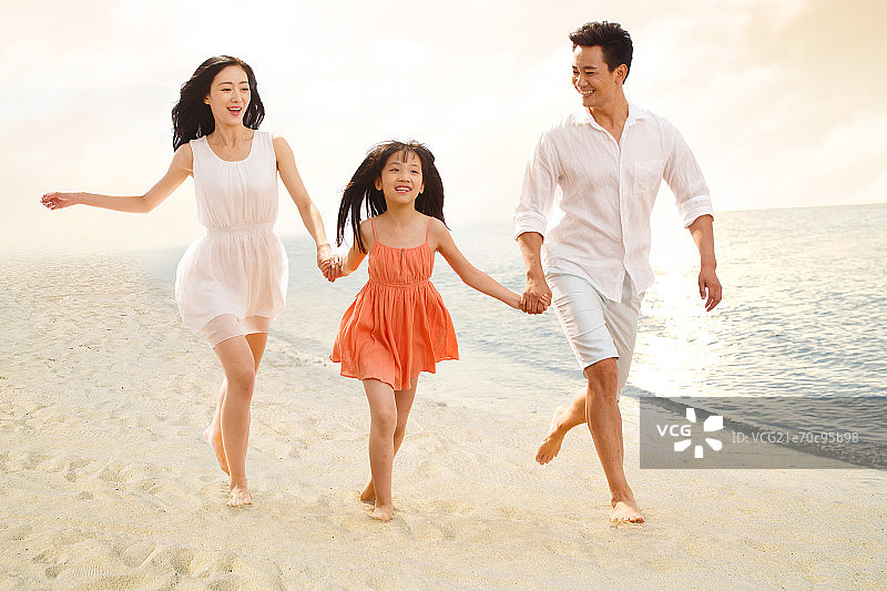 一家三口在沙滩上奔跑图片素材