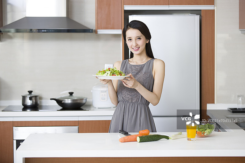 年轻女子在厨房做饭图片素材