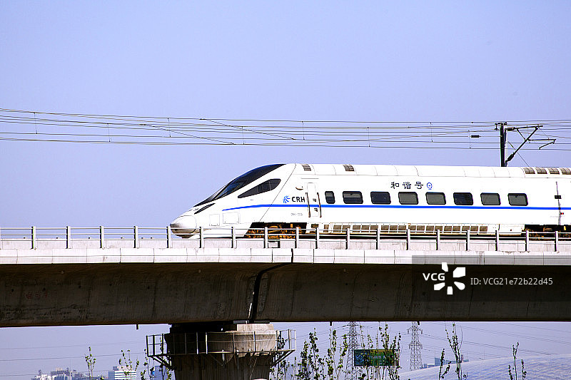 行驶在高架桥上的动车车组图片素材