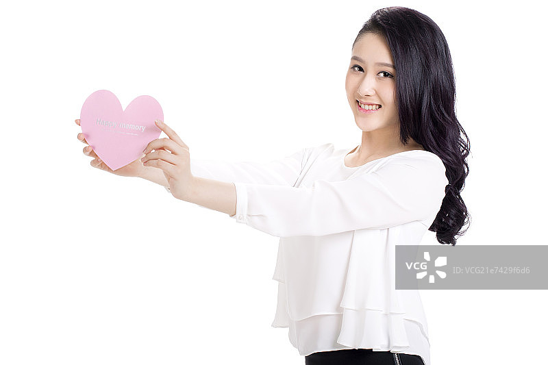 年轻女人拿着心形物品图片素材
