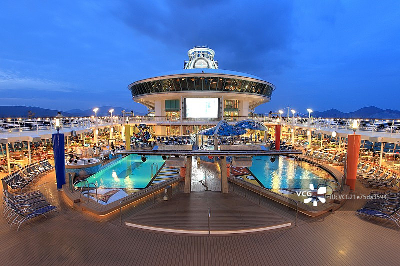 豪华邮轮上的泳池图片素材