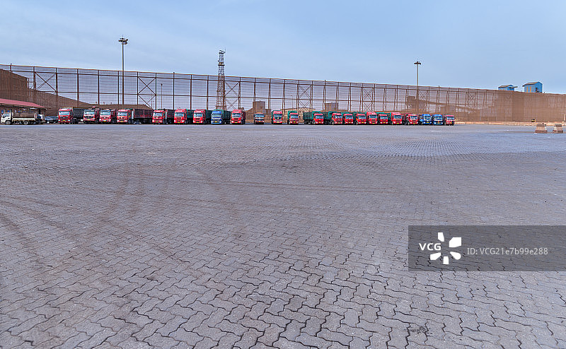 曹妃甸工业区铁矿石码头停车场图片素材