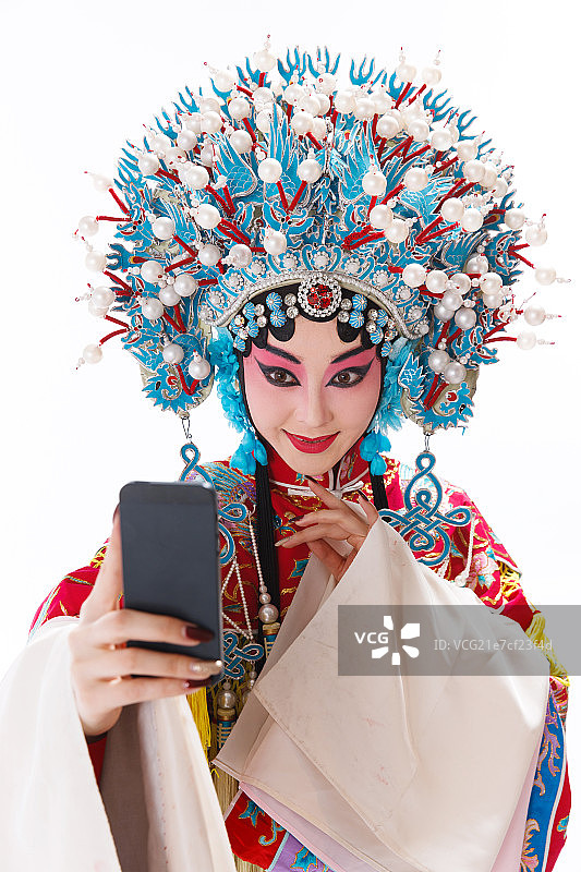 女京剧表演者拿着手机拍照图片素材