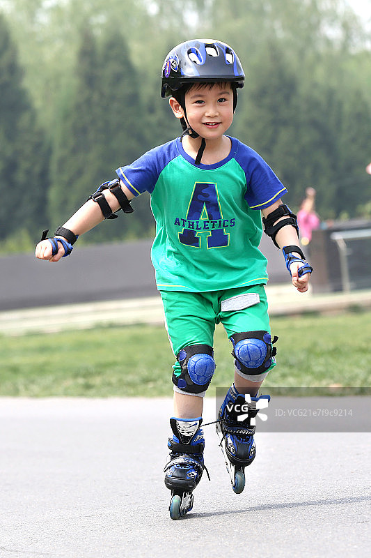 小男孩在户外溜旱冰图片素材