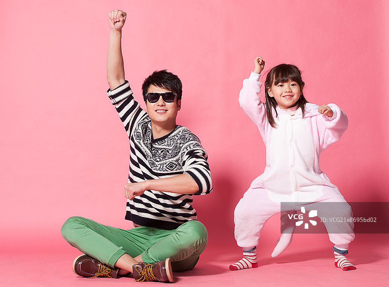 女孩穿着动物服装和爸爸在模仿动物图片素材