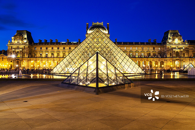 Louvre museum at dusk, Paris, France图片素材