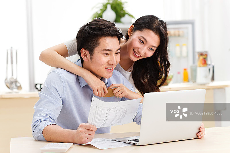 青年夫妇在家购物图片素材