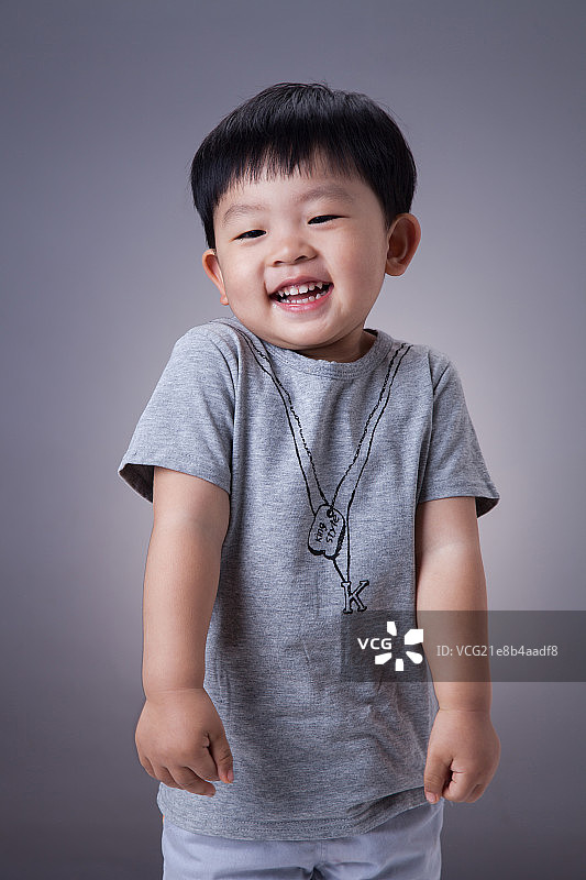 一个中国小男孩图片素材