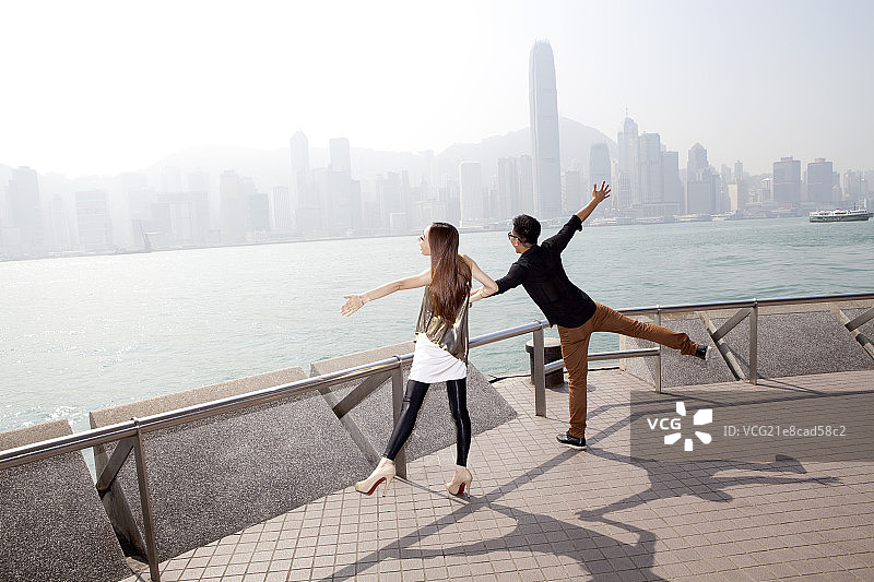 年轻情侣在香港图片素材