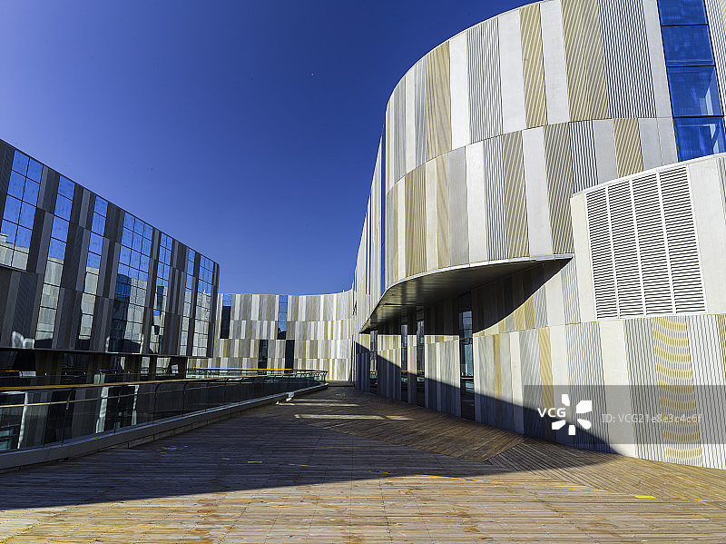 都市中流线型建筑和广场图片素材