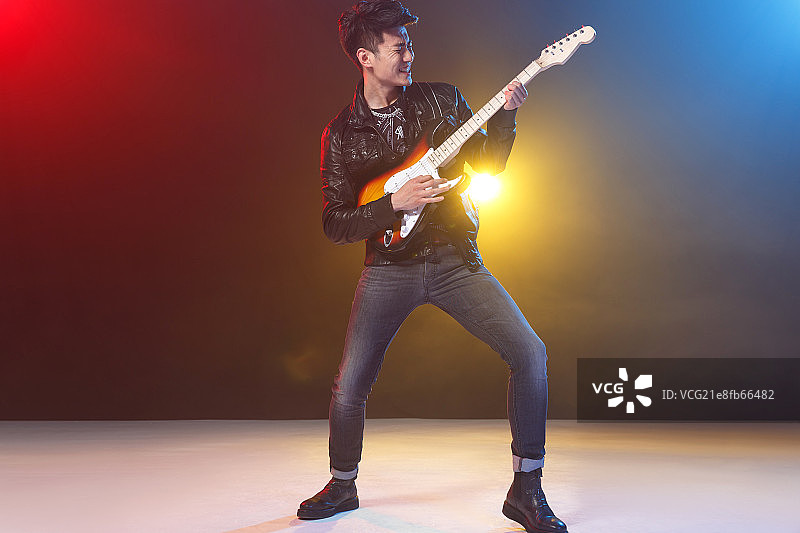 青年男人在酒吧唱歌图片素材