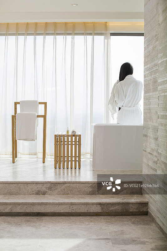 年轻女子在浴室擦头发图片素材